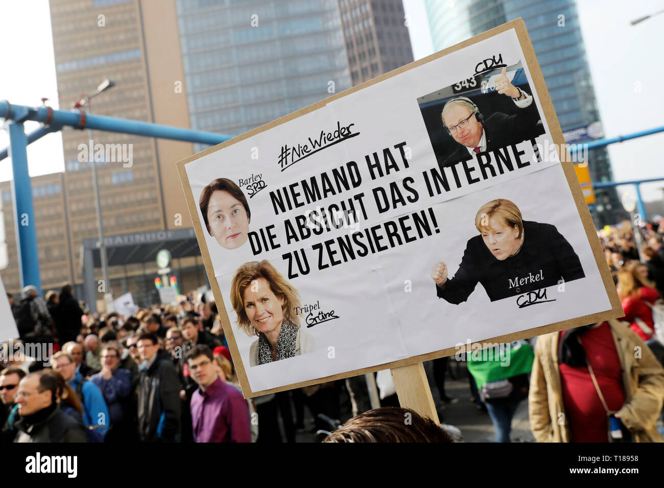Berlin, Deutschland. 23 Mär, 2019. Mehr als 10 000 Teilnehmer gegen das Urheberrecht Reform der EU in einem Protestmarsch vom Potsdamer Platz auf der deutschen Wikipedia Sitz zeigen über das Brandenburger Tor. Berlin, 23.02.2019 | Verwendung der weltweiten Kredit: dpa/Alamy leben Nachrichten Stockfoto
