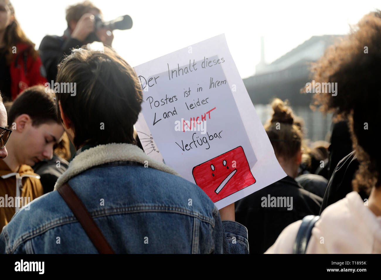 Berlin, Deutschland. 23 Mär, 2019. Mehr als 10 000 Teilnehmer gegen das Urheberrecht Reform der EU in einem Protestmarsch vom Potsdamer Platz auf der deutschen Wikipedia Sitz zeigen über das Brandenburger Tor. Berlin, 23.02.2019 | Verwendung der weltweiten Kredit: dpa/Alamy leben Nachrichten Stockfoto