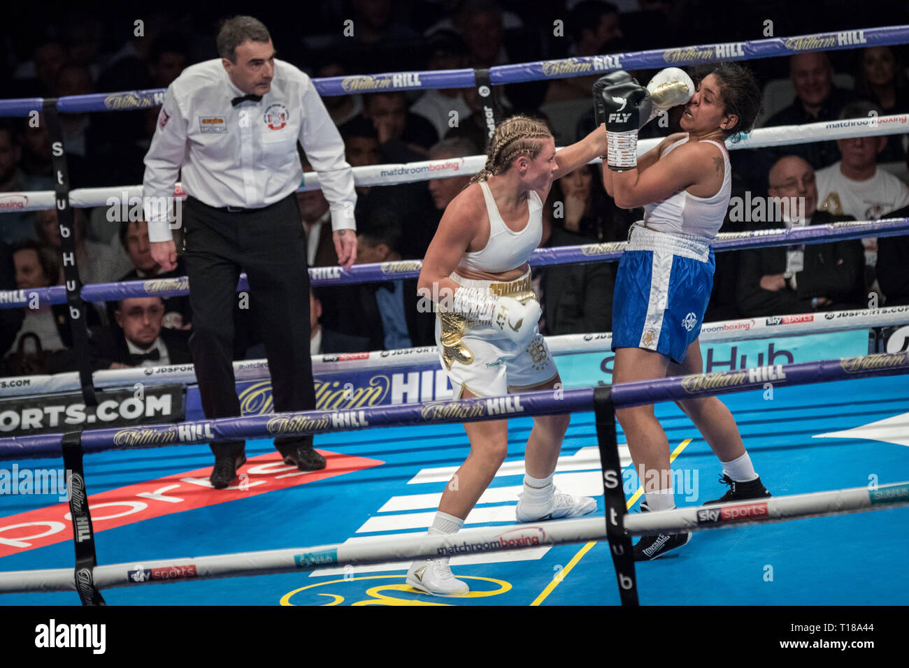 London, Großbritannien. 23. März, 2019. Shannon Courtenay vs Cristina Busuioc. Schwergewicht Courtenay gewinnt auf 40-36 Punkte gegen Bulgarische Busuioc während Ihrer ersten professionellen Kampf auf Kupfer, Arena. Credit: Guy Corbishley/Alamy leben Nachrichten Stockfoto