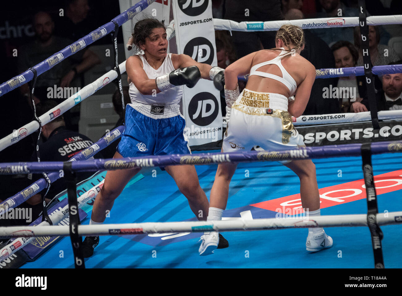 London, Großbritannien. 23. März, 2019. Shannon Courtenay vs Cristina Busuioc. Schwergewicht Courtenay gewinnt auf 40-36 Punkte gegen Bulgarische Busuioc während Ihrer ersten professionellen Kampf auf Kupfer, Arena. Credit: Guy Corbishley/Alamy leben Nachrichten Stockfoto