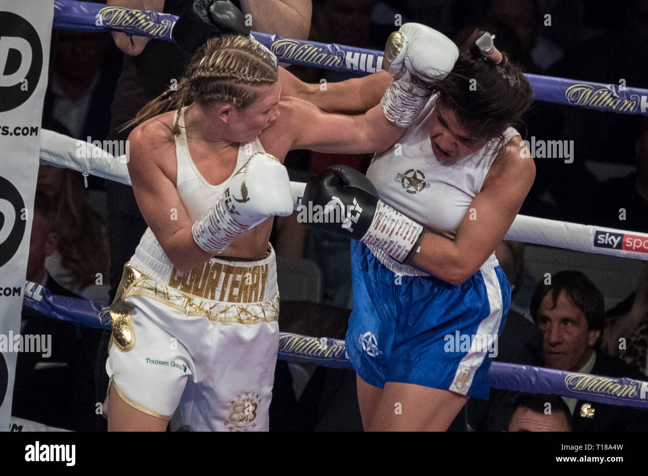 London, Großbritannien. 23. März, 2019. Shannon Courtenay vs Cristina Busuioc. Schwergewicht Courtenay gewinnt auf 40-36 Punkte gegen Bulgarische Busuioc während Ihrer ersten professionellen Kampf auf Kupfer, Arena. Credit: Guy Corbishley/Alamy leben Nachrichten Stockfoto