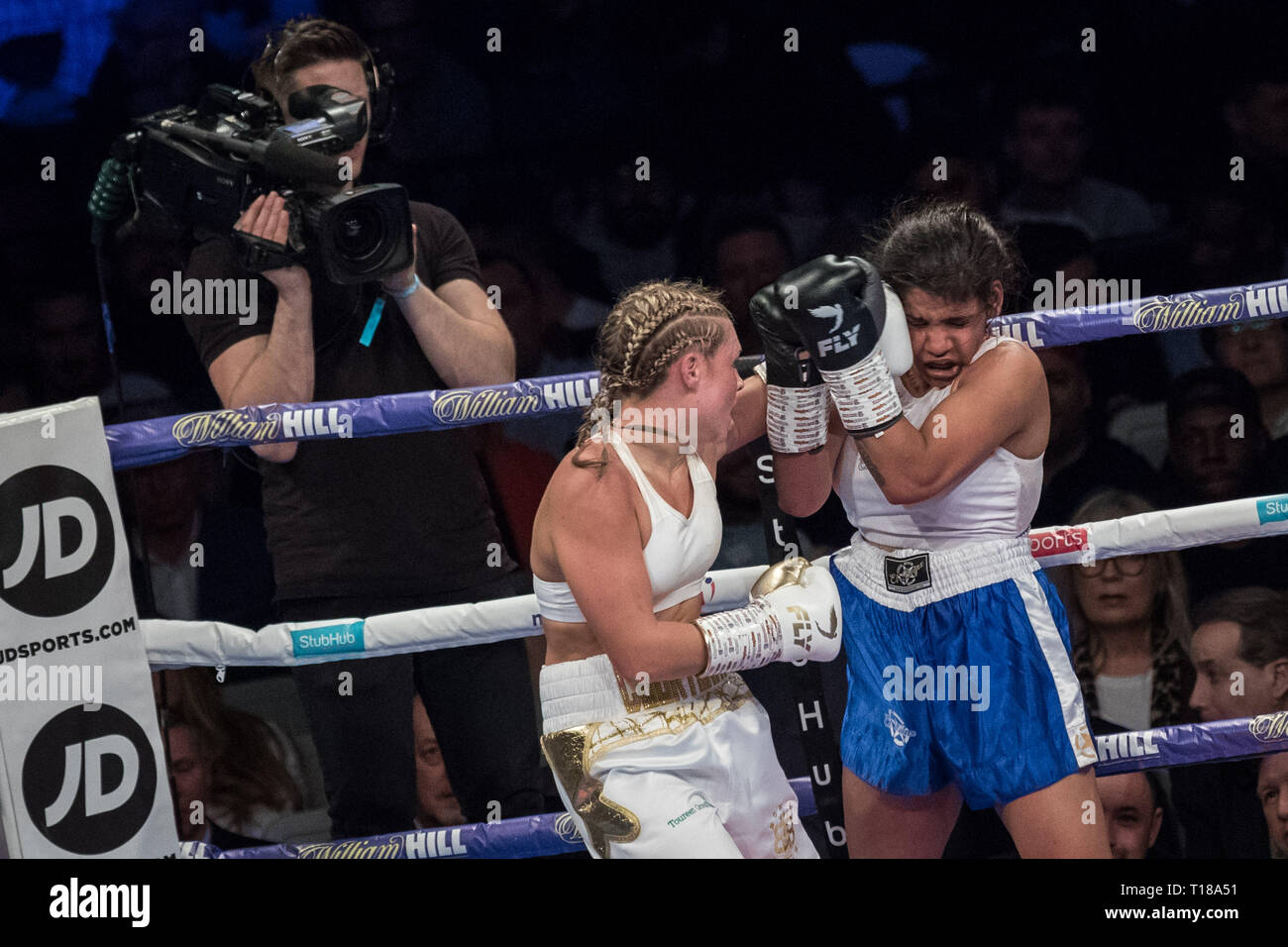London, Großbritannien. 23. März, 2019. Shannon Courtenay vs Cristina Busuioc. Schwergewicht Courtenay gewinnt auf 40-36 Punkte gegen Bulgarische Busuioc während Ihrer ersten professionellen Kampf auf Kupfer, Arena. Credit: Guy Corbishley/Alamy leben Nachrichten Stockfoto