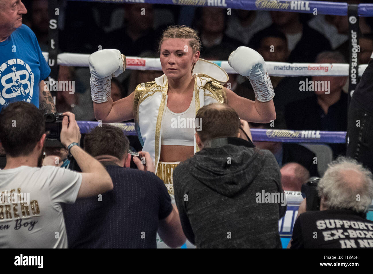 London, Großbritannien. 23. März, 2019. Shannon Courtenay vs Cristina Busuioc. Schwergewicht Courtenay gewinnt auf 40-36 Punkte gegen Bulgarische Busuioc während Ihrer ersten professionellen Kampf auf Kupfer, Arena. Credit: Guy Corbishley/Alamy leben Nachrichten Stockfoto