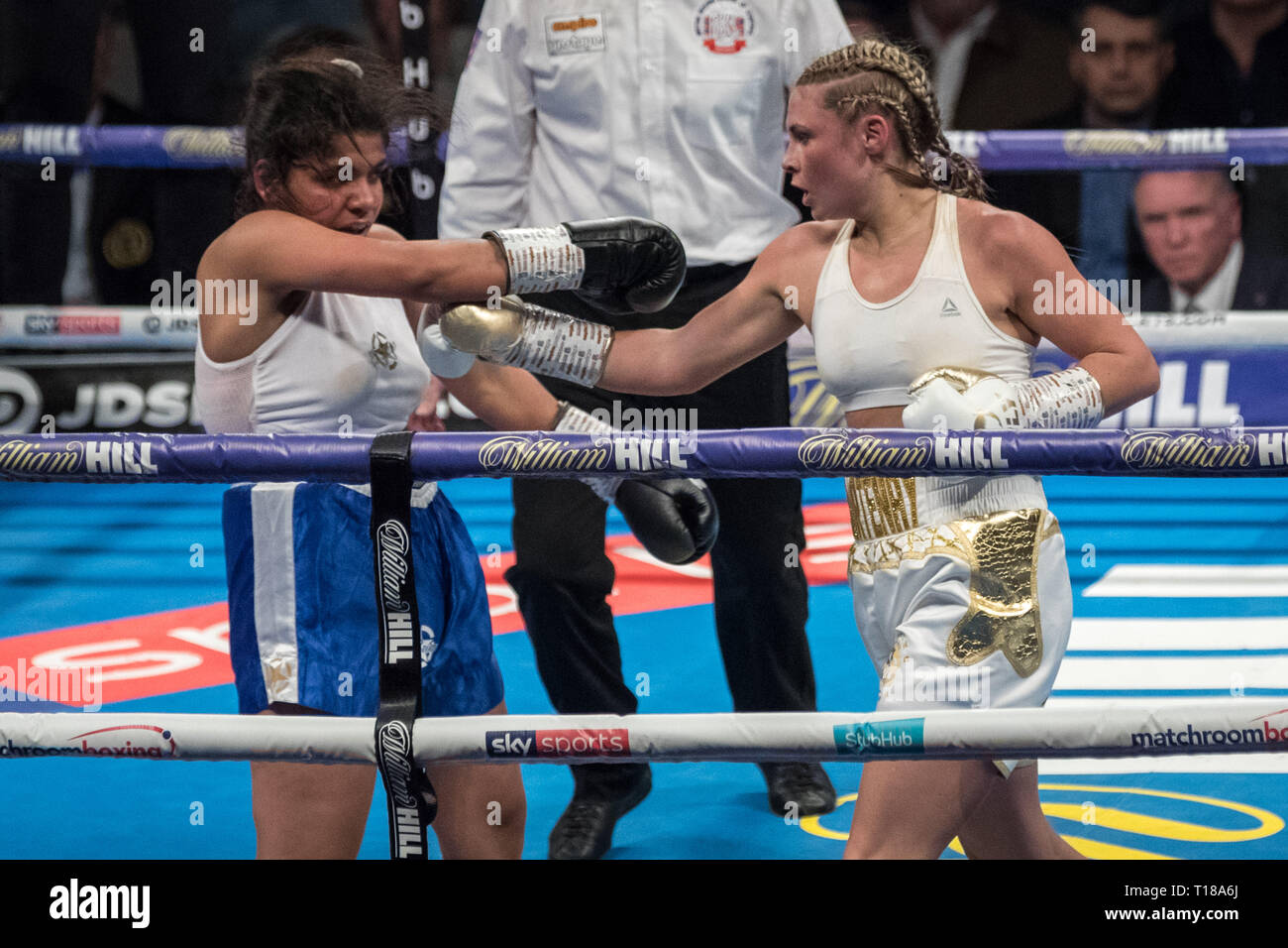 London, Großbritannien. 23. März, 2019. Shannon Courtenay vs Cristina Busuioc. Schwergewicht Courtenay gewinnt auf 40-36 Punkte gegen Bulgarische Busuioc während Ihrer ersten professionellen Kampf auf Kupfer, Arena. Credit: Guy Corbishley/Alamy leben Nachrichten Stockfoto