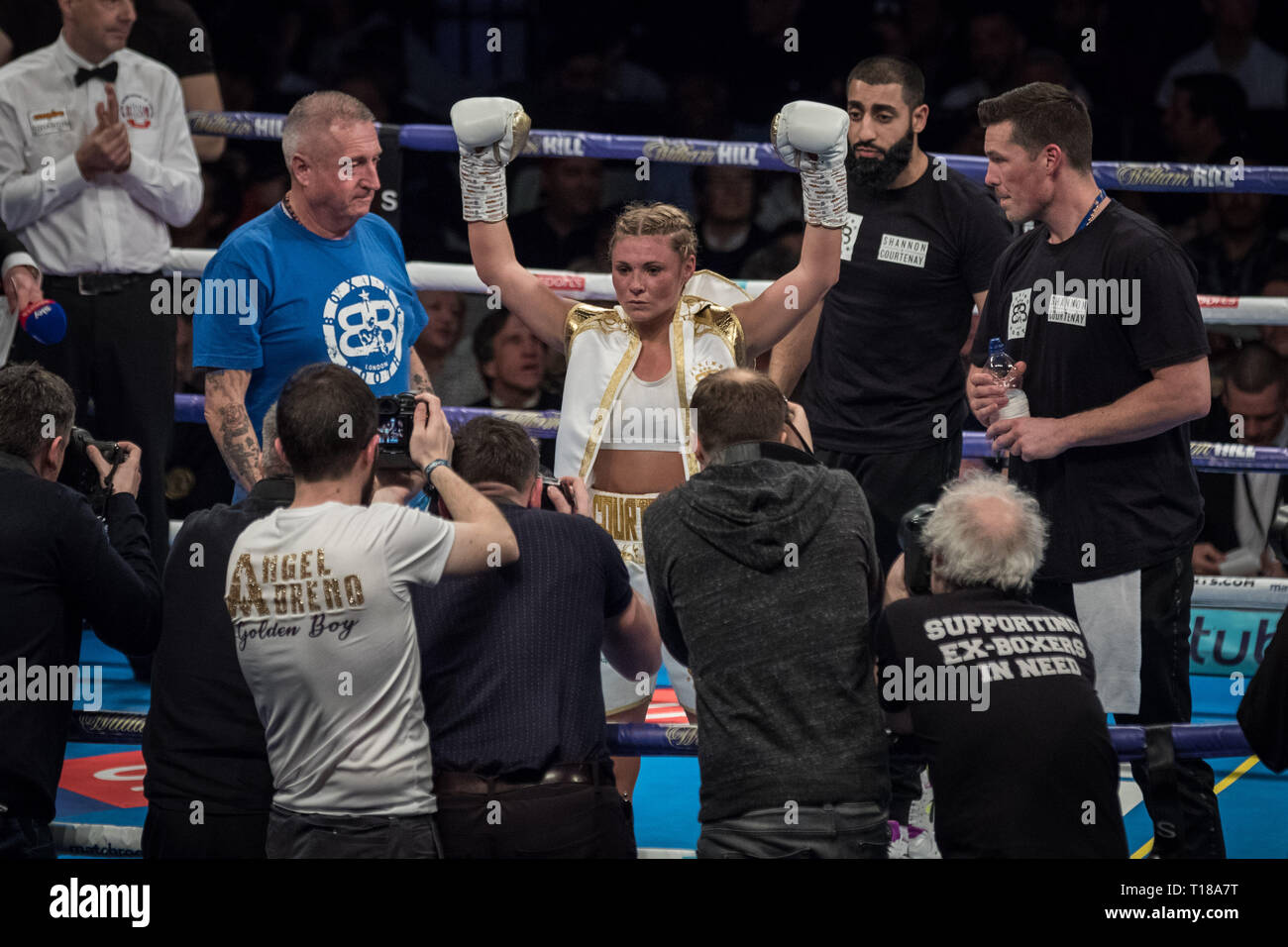 London, Großbritannien. 23. März, 2019. Shannon Courtenay vs Cristina Busuioc. Schwergewicht Courtenay gewinnt auf 40-36 Punkte gegen Bulgarische Busuioc während Ihrer ersten professionellen Kampf auf Kupfer, Arena. Credit: Guy Corbishley/Alamy leben Nachrichten Stockfoto