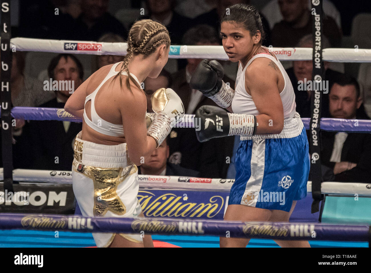 London, Großbritannien. 23. März, 2019. Shannon Courtenay vs Cristina Busuioc. Schwergewicht Courtenay gewinnt auf 40-36 Punkte gegen Bulgarische Busuioc während Ihrer ersten professionellen Kampf auf Kupfer, Arena. Credit: Guy Corbishley/Alamy leben Nachrichten Stockfoto
