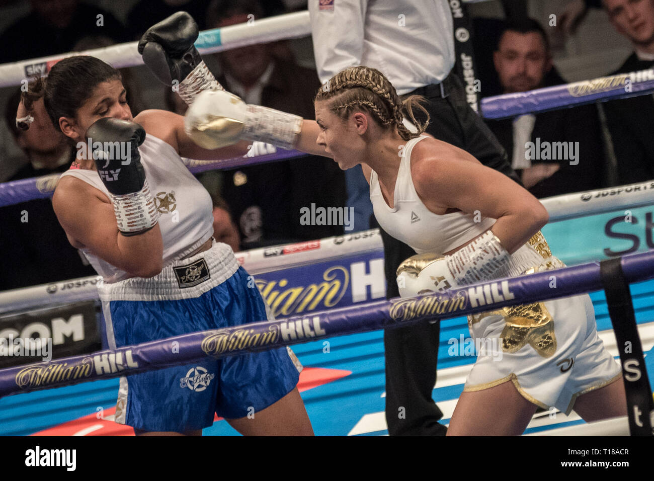 London, Großbritannien. 23. März, 2019. Shannon Courtenay vs Cristina Busuioc. Schwergewicht Courtenay gewinnt auf 40-36 Punkte gegen Bulgarische Busuioc während Ihrer ersten professionellen Kampf auf Kupfer, Arena. Credit: Guy Corbishley/Alamy leben Nachrichten Stockfoto