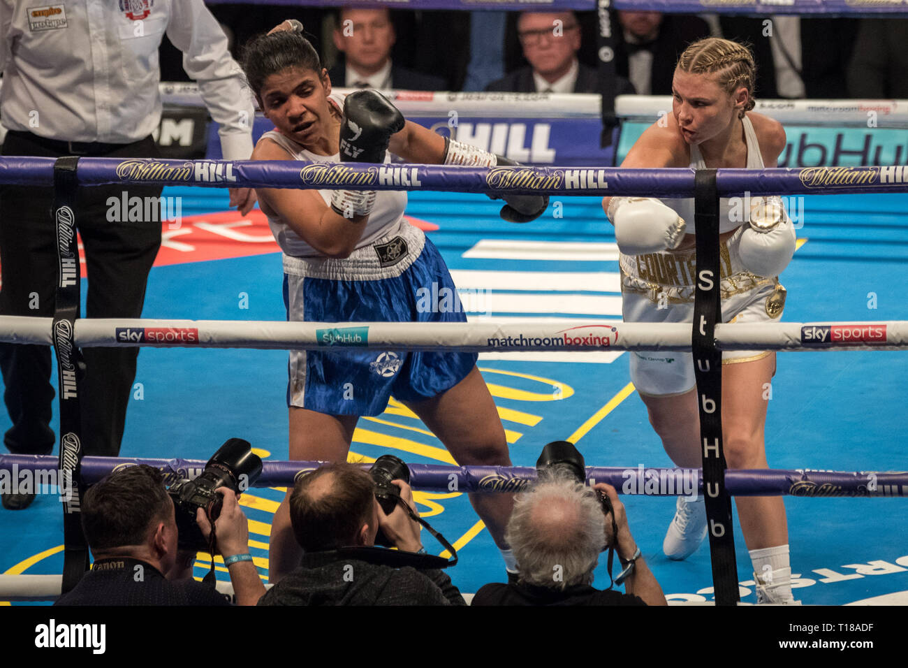 London, Großbritannien. 23. März, 2019. Shannon Courtenay vs Cristina Busuioc. Schwergewicht Courtenay gewinnt auf 40-36 Punkte gegen Bulgarische Busuioc während Ihrer ersten professionellen Kampf auf Kupfer, Arena. Credit: Guy Corbishley/Alamy leben Nachrichten Stockfoto