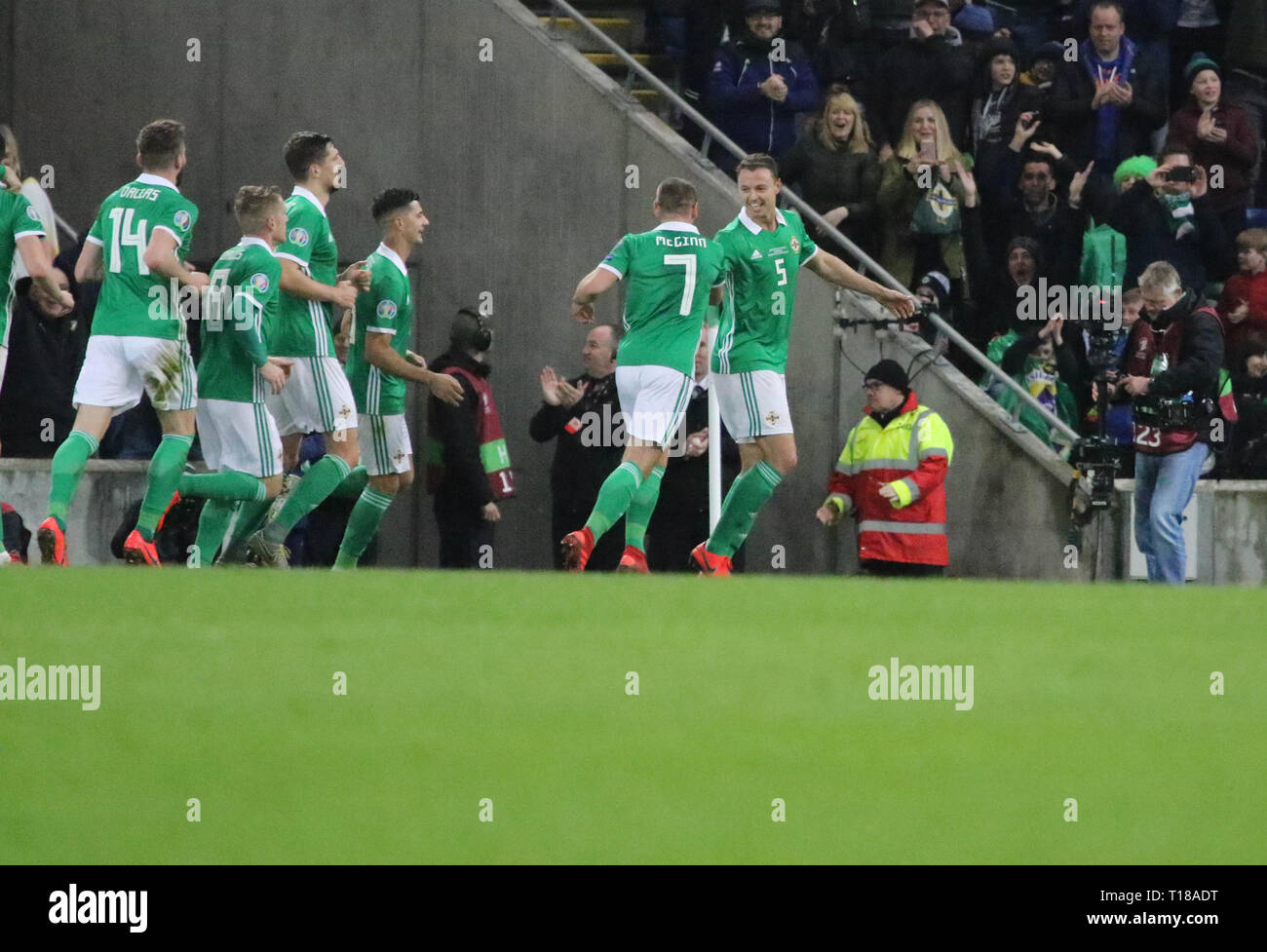 Nationale Fußball-Stadion im Windsor Park, Belfast, Nordirland. 24. März 2019. UEFA EURO 2020 Qualifier - Nordirland gegen Weißrussland. Aktion von heute Abend Spiel. Jonny Evans (5) für Nordirland gezählt. Quelle: David Hunter/Alamy Leben Nachrichten. Stockfoto