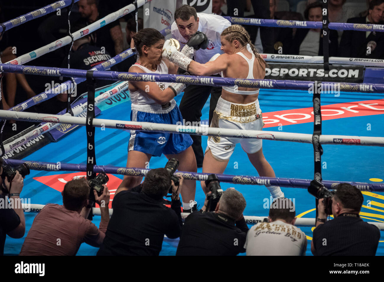 London, Großbritannien. 23. März, 2019. Shannon Courtenay vs Cristina Busuioc. Schwergewicht Courtenay gewinnt auf 40-36 Punkte gegen Bulgarische Busuioc während Ihrer ersten professionellen Kampf auf Kupfer, Arena. Credit: Guy Corbishley/Alamy leben Nachrichten Stockfoto