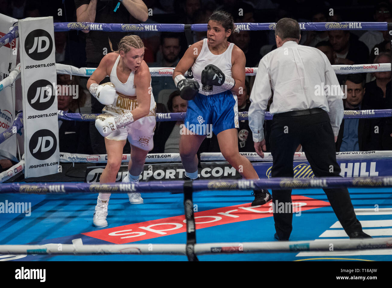 London, Großbritannien. 23. März, 2019. Shannon Courtenay vs Cristina Busuioc. Schwergewicht Courtenay gewinnt auf 40-36 Punkte gegen Bulgarische Busuioc während Ihrer ersten professionellen Kampf auf Kupfer, Arena. Credit: Guy Corbishley/Alamy leben Nachrichten Stockfoto
