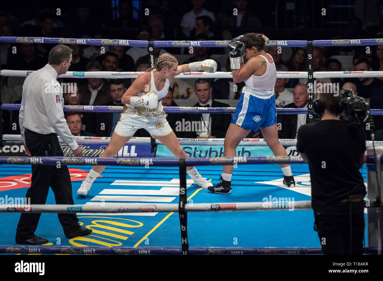 London, Großbritannien. 23. März, 2019. Shannon Courtenay vs Cristina Busuioc. Schwergewicht Courtenay gewinnt auf 40-36 Punkte gegen Bulgarische Busuioc während Ihrer ersten professionellen Kampf auf Kupfer, Arena. Credit: Guy Corbishley/Alamy leben Nachrichten Stockfoto