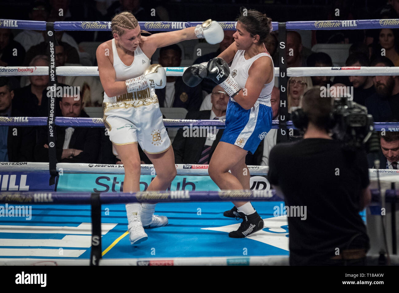 London, Großbritannien. 23. März, 2019. Shannon Courtenay vs Cristina Busuioc. Schwergewicht Courtenay gewinnt auf 40-36 Punkte gegen Bulgarische Busuioc während Ihrer ersten professionellen Kampf auf Kupfer, Arena. Credit: Guy Corbishley/Alamy leben Nachrichten Stockfoto