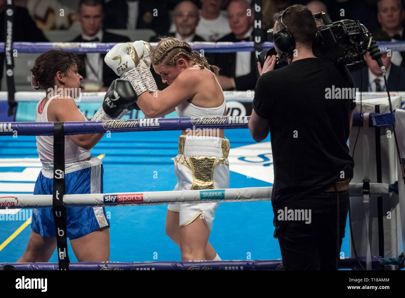 London, Großbritannien. 23. März, 2019. Shannon Courtenay vs Cristina Busuioc. Schwergewicht Courtenay gewinnt auf 40-36 Punkte gegen Bulgarische Busuioc während Ihrer ersten professionellen Kampf auf Kupfer, Arena. Credit: Guy Corbishley/Alamy leben Nachrichten Stockfoto