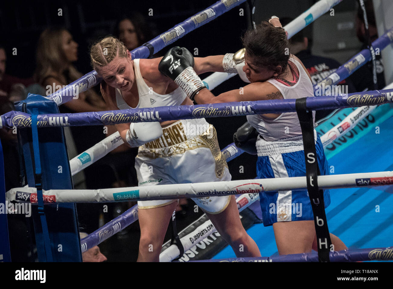 London, Großbritannien. 23. März, 2019. Shannon Courtenay vs Cristina Busuioc. Schwergewicht Courtenay gewinnt auf 40-36 Punkte gegen Bulgarische Busuioc während Ihrer ersten professionellen Kampf auf Kupfer, Arena. Credit: Guy Corbishley/Alamy leben Nachrichten Stockfoto