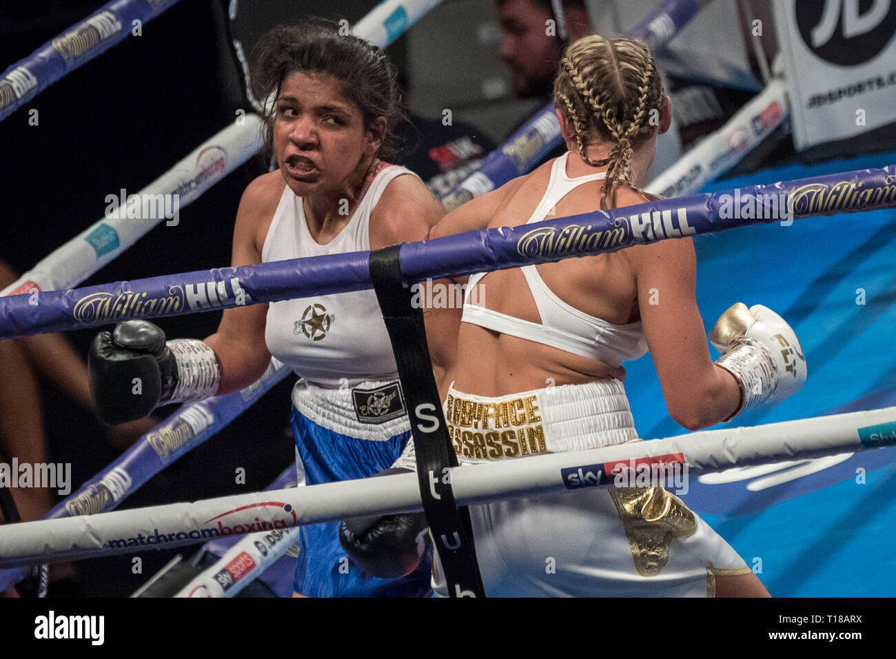 London, Großbritannien. 23. März, 2019. Shannon Courtenay vs Cristina Busuioc. Schwergewicht Courtenay gewinnt auf 40-36 Punkte gegen Bulgarische Busuioc während Ihrer ersten professionellen Kampf auf Kupfer, Arena. Credit: Guy Corbishley/Alamy leben Nachrichten Stockfoto