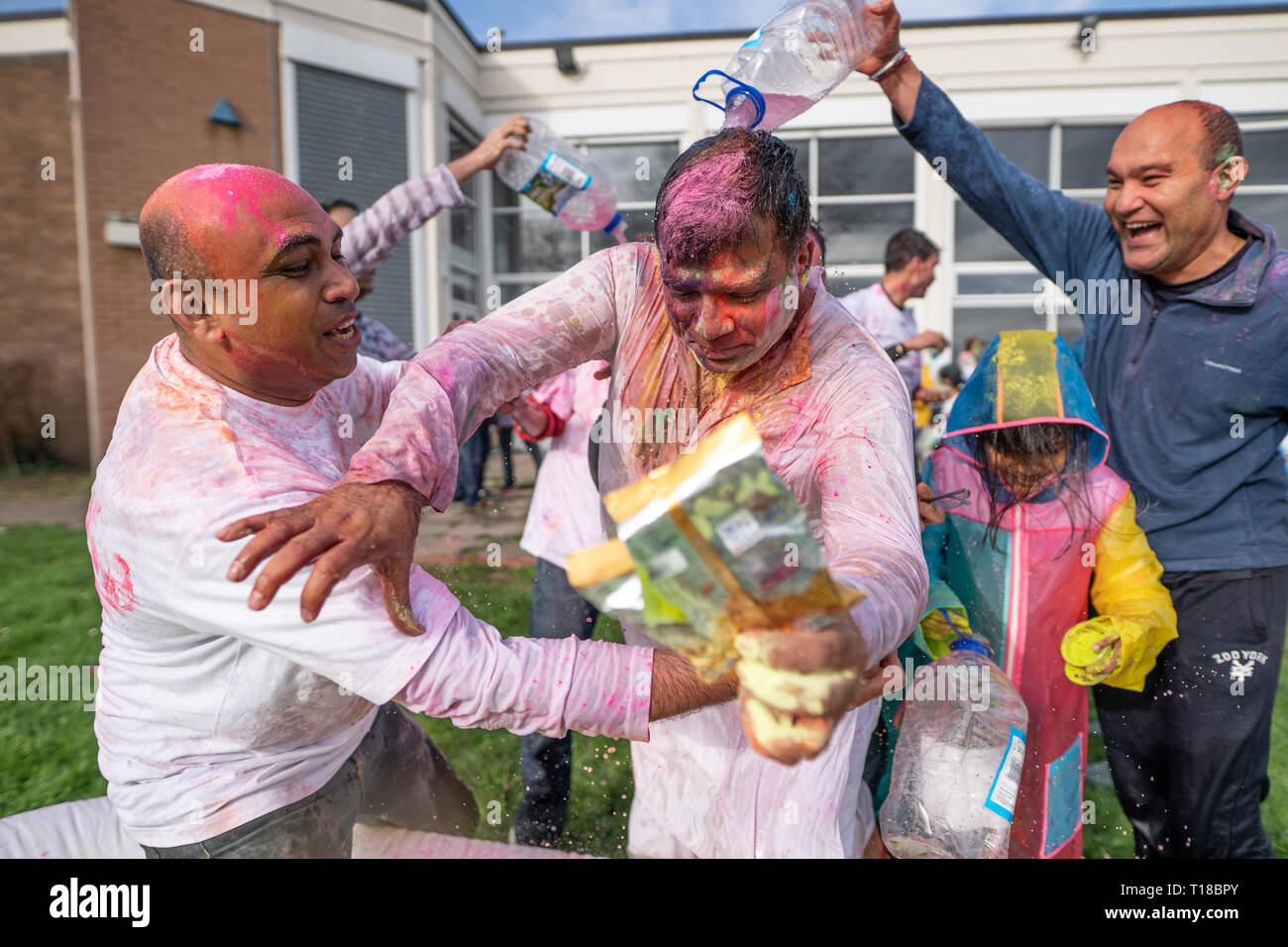 London, Großbritannien. 23 Mär, 2019. Die Mitglieder der indischen Gemeinschaft feiern die Hindu Festival von Holi in Watford. Foto Datum: Samstag, 23 März, 2019. Credit: Roger Garfield/Alamy leben Nachrichten Stockfoto