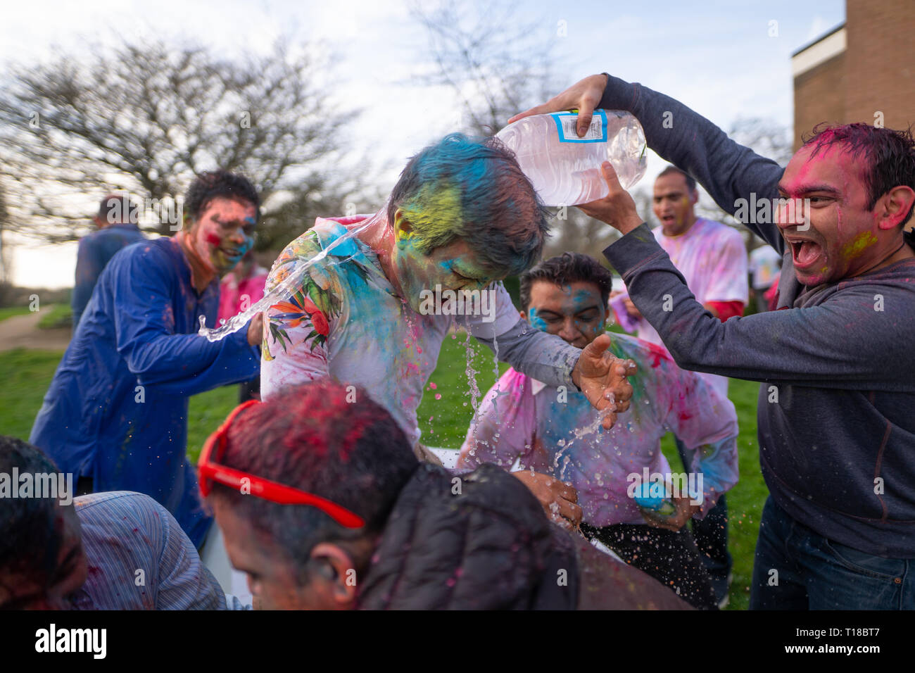London, Großbritannien. 23 Mär, 2019. Die Mitglieder der indischen Gemeinschaft feiern die Hindu Festival von Holi in Watford. Foto Datum: Samstag, 23 März, 2019. Credit: Roger Garfield/Alamy leben Nachrichten Stockfoto