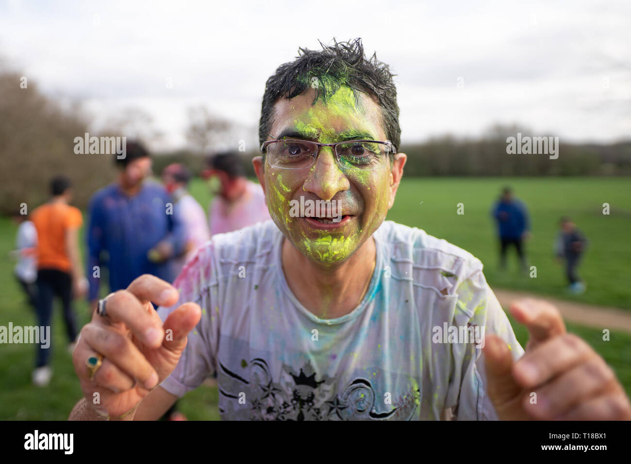 London, Großbritannien. 23 Mär, 2019. Die Mitglieder der indischen Gemeinschaft feiern die Hindu Festival von Holi in Watford. Foto Datum: Samstag, 23 März, 2019. Credit: Roger Garfield/Alamy leben Nachrichten Stockfoto