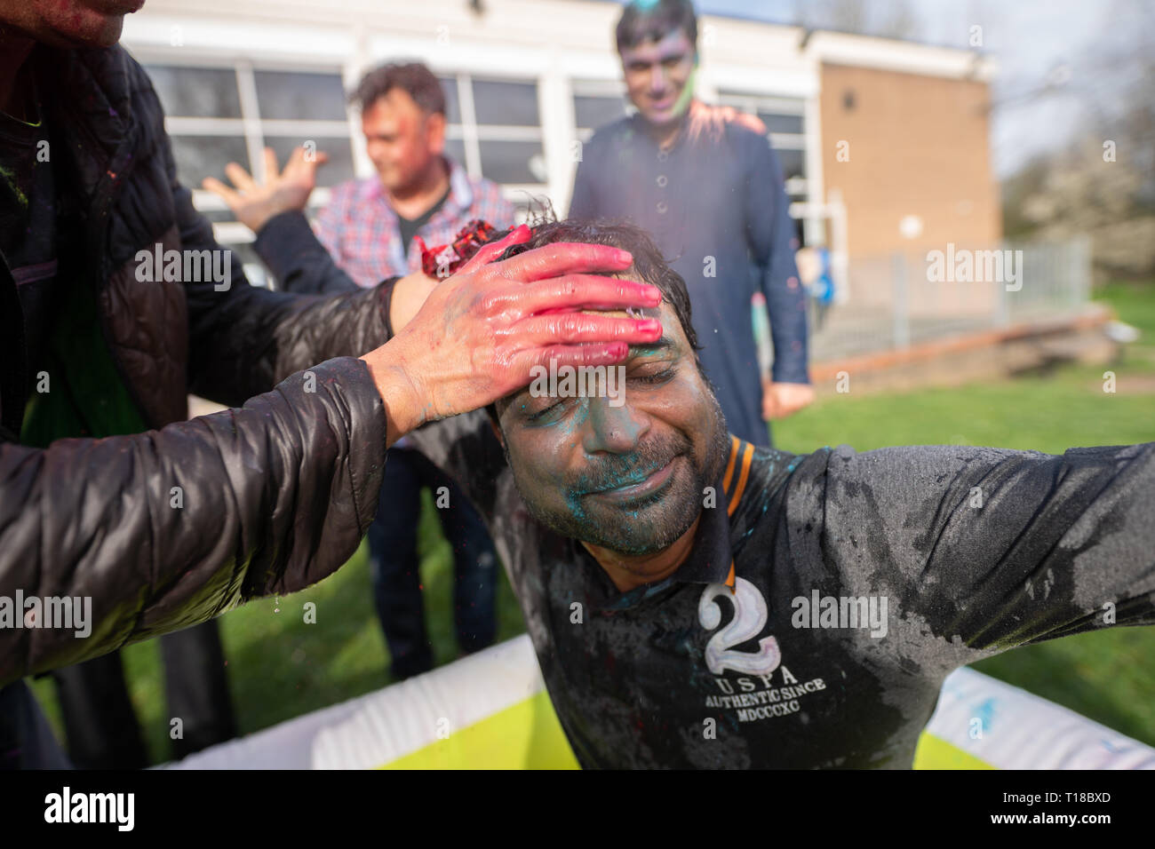 London, Großbritannien. 23 Mär, 2019. Die Mitglieder der indischen Gemeinschaft feiern die Hindu Festival von Holi in Watford. Foto Datum: Samstag, 23 März, 2019. Credit: Roger Garfield/Alamy leben Nachrichten Stockfoto
