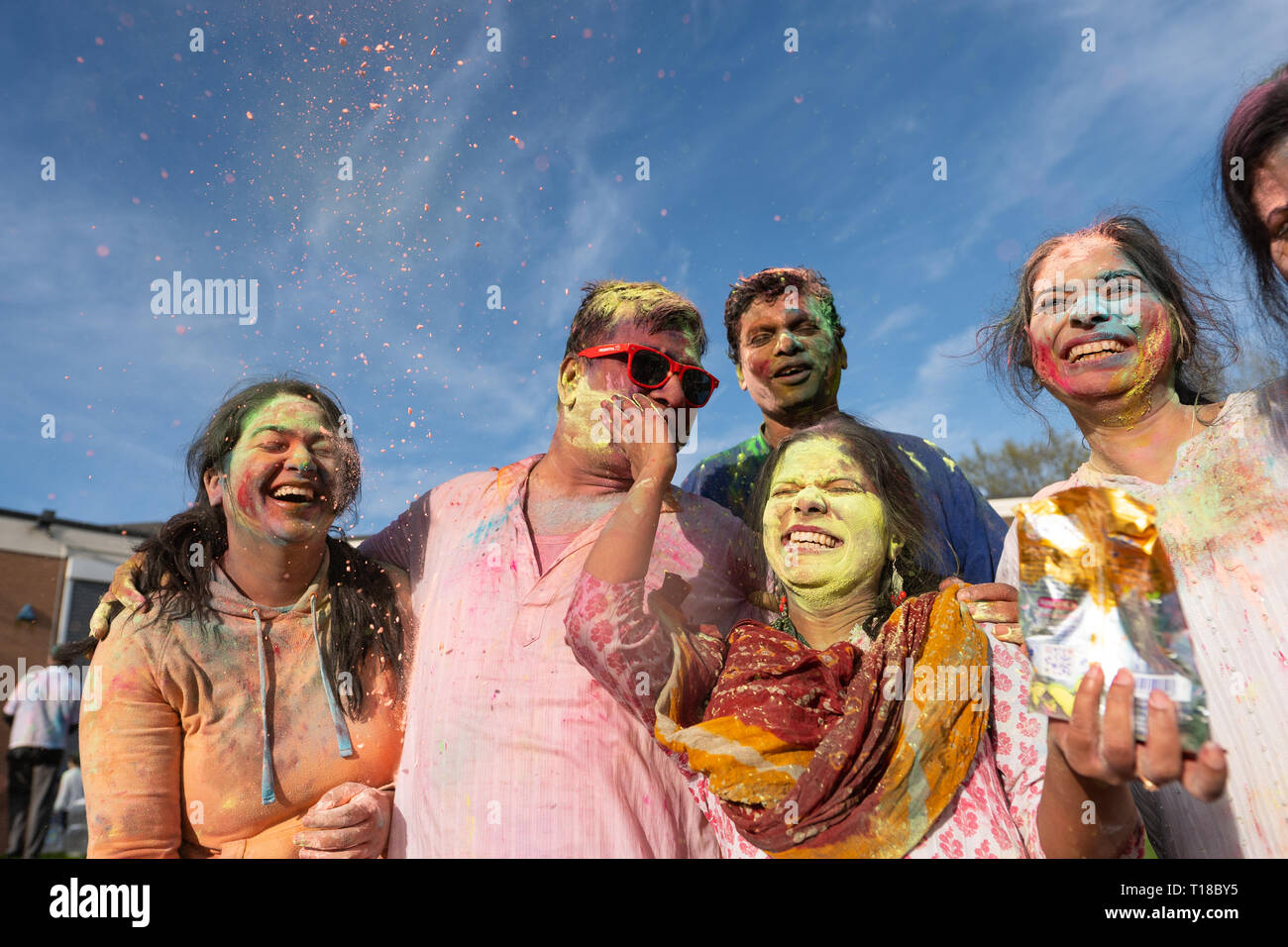 London, Großbritannien. 23 Mär, 2019. Die Mitglieder der indischen Gemeinschaft feiern die Hindu Festival von Holi in Watford. Foto Datum: Samstag, 23 März, 2019. Credit: Roger Garfield/Alamy leben Nachrichten Stockfoto
