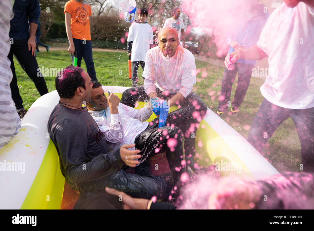 London, Großbritannien. 23 Mär, 2019. Die Mitglieder der indischen Gemeinschaft feiern die Hindu Festival von Holi in Watford. Foto Datum: Samstag, 23 März, 2019. Credit: Roger Garfield/Alamy leben Nachrichten Stockfoto