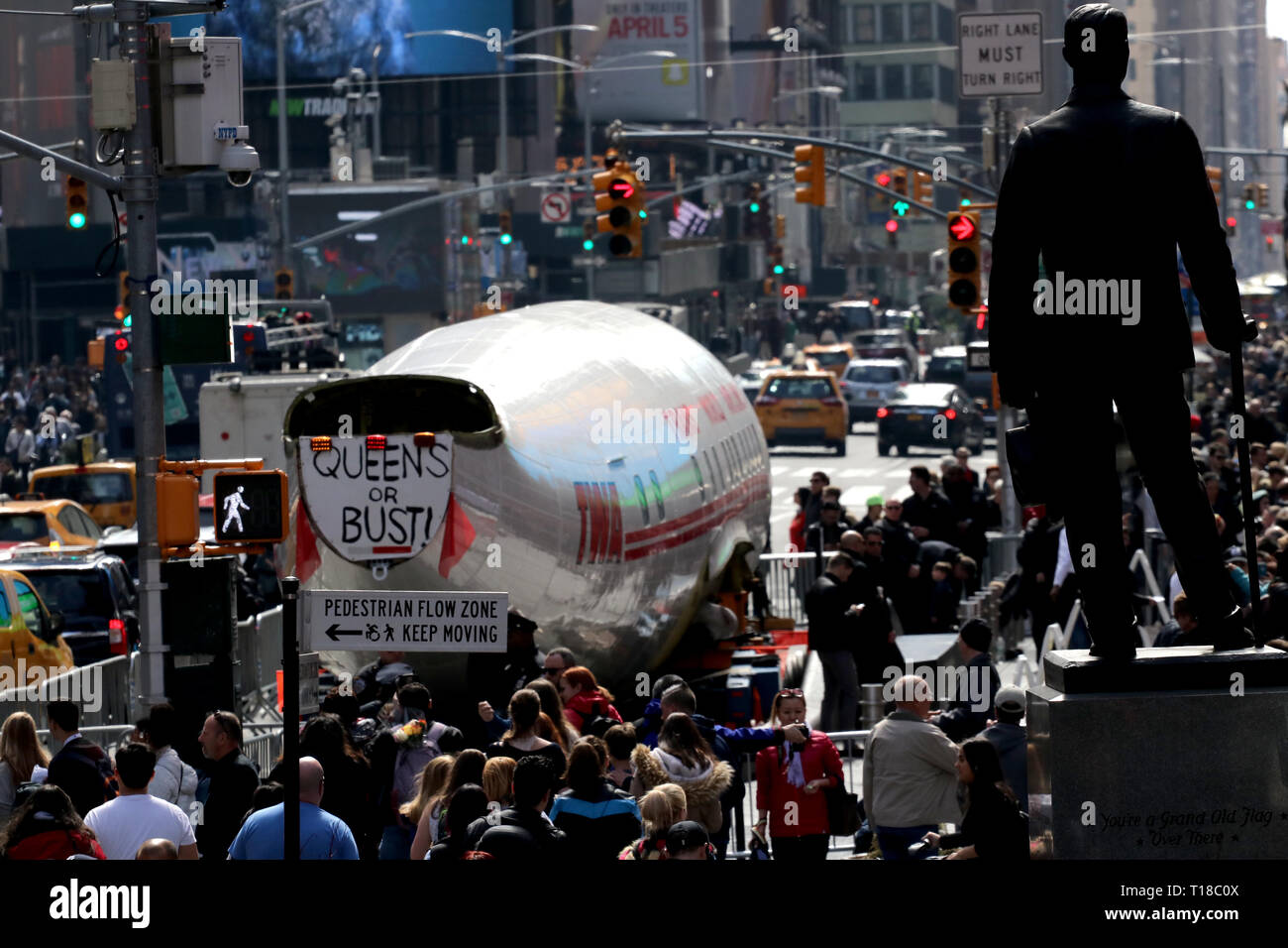 New York, USA. 24. März, 2019. Eine Lockheed Constellation Flugzeug Wissen als 'Connie' hat in Times Square, New York gerollt. Das Flugzeug war für Trans World Airlines, durch den späten Einsiedler Milliardär Howard Hughes im Jahr 1939 in Betrieb genommen. Hughes brach die trans-continental Flug vom Burbank, Kalifornien nach New York 1946 Pilotierung der Ebene, die im Jahr 1958 TWA geliefert wurde. Nach einer Überprüfung der Vergangenheit das Flugzeug Ziel ist JFK Airport und ist in eine Cocktail Lounge im neu renoviert TWA Flight Center Hotel umgewandelt werden. © 2019 Credit: G. Ronald Lopez/Alamy leben Nachrichten Stockfoto