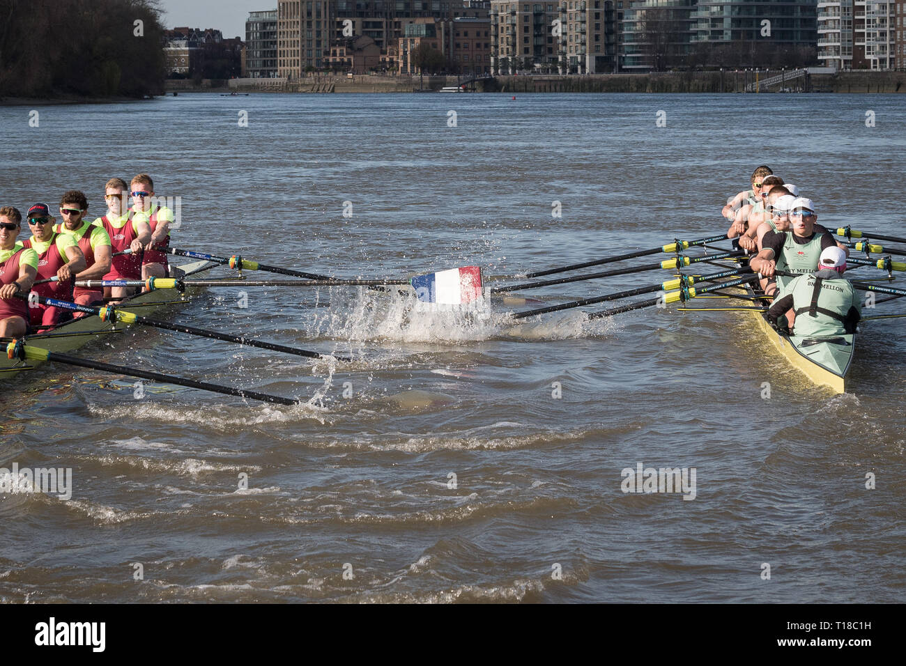 London, Großbritannien. 24 Mär, 2019. 24. März 2019. Boat Race Fixture. CUBC vs Oxford Brookes. Die Vorbereitung auf die Regatten, Oxford und Cambridge Clubs beteiligen sich eine Reihe von Vorrichtungen gegen andere Vereine, Rudern die gleichen Tideway Kurs als für das Boot Rennen verwendet. CUBC Crewliste (Hellblau T-shirts): - Schlaganfall: Natan Wegrzycki-Szymczyk, 7: Freddie Davidson, 6: Sam Hookway, 5: Callum Sullivan, 4: Dara Alizadeh, 3: Grant Bitler, 2: James Cracknell, Bug: Dave Bell, Cox: Matthew Holland Credit: Duncan Grove/Alamy leben Nachrichten Stockfoto