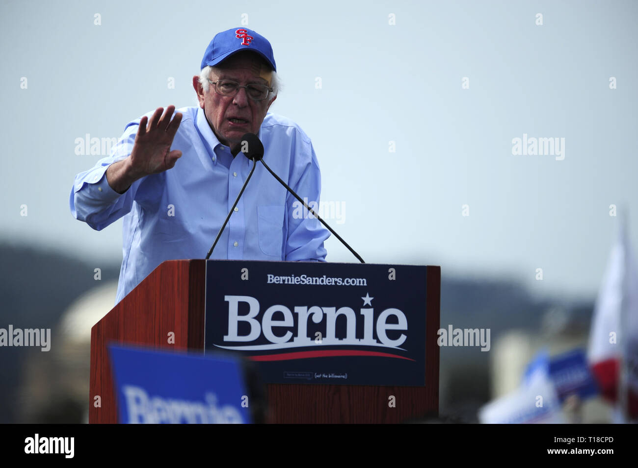 San Francisco, CA, USA. 24 Mär, 2019. San Francisco, CA, USA - Tausende von Bernie Sanders Fans zeigte sich an der großen Wiese Park in San Francisco Fort Mason zu hören, ihn über seinen Plan für Europa sprechen. Credit: Neal Gewässer/ZUMA Draht/Alamy leben Nachrichten Stockfoto