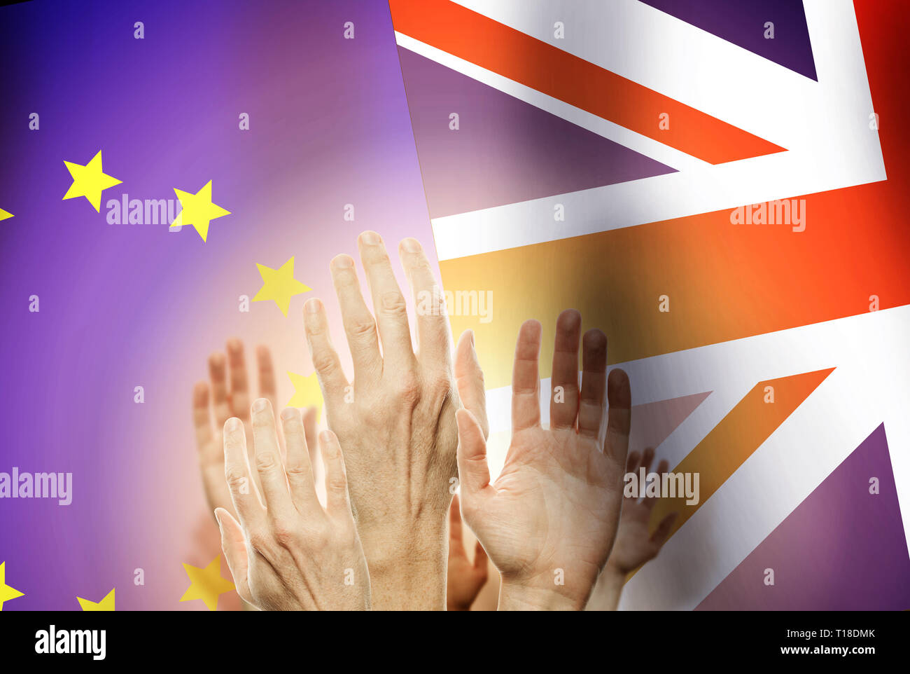 Die Menschen heben die Hände auf Flagge Großbritannien und Union Europa Hintergrund. Brexit Konzept Stockfoto