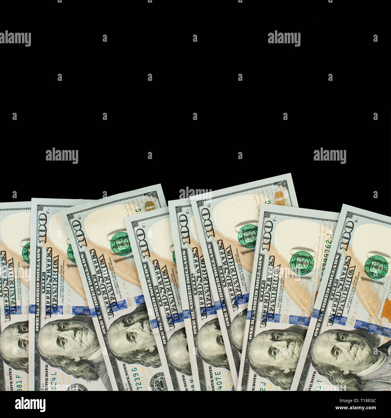 Amerikanische Dollar 100 Banknoten bill Rand auf schwarzem Hintergrund auf dem Schwarzen Brett Stockfoto