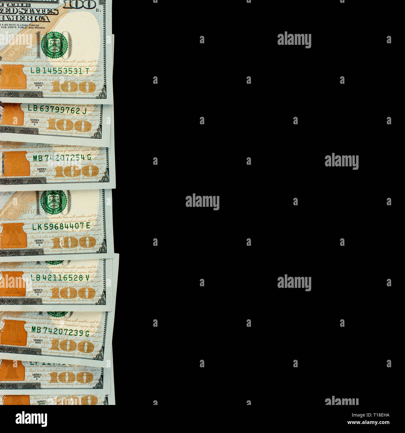 US Dollar Grenze Rechnung auf schwarzem Hintergrund. Geld cash US Dollar 100 Banknoten Stockfoto