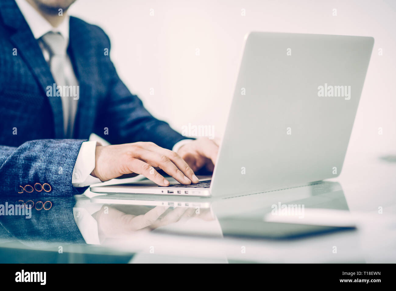 Erfolgreiche Unternehmer Arbeiten am Laptop am Arbeitsplatz. Stockfoto