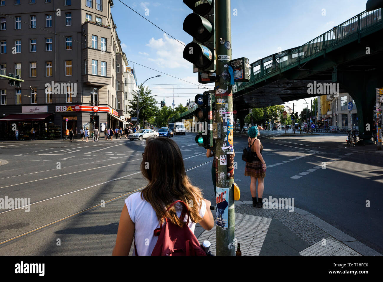 Berlin. Deutschland. Schnittpunkt der Schönhauser Allee/Danziger Straße, mit der U-Bahn Unterführung, Prenzlauer Berg, Stockfoto