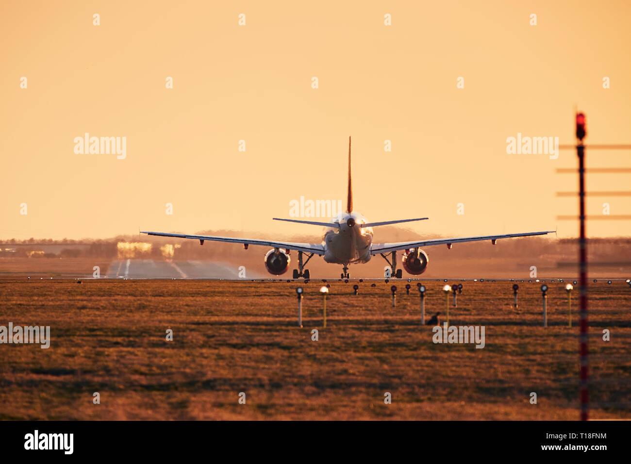 Flugzeug ist auf der Piste bereit zum Abheben. Verkehr am Flughafen bei Sonnenuntergang. Stockfoto