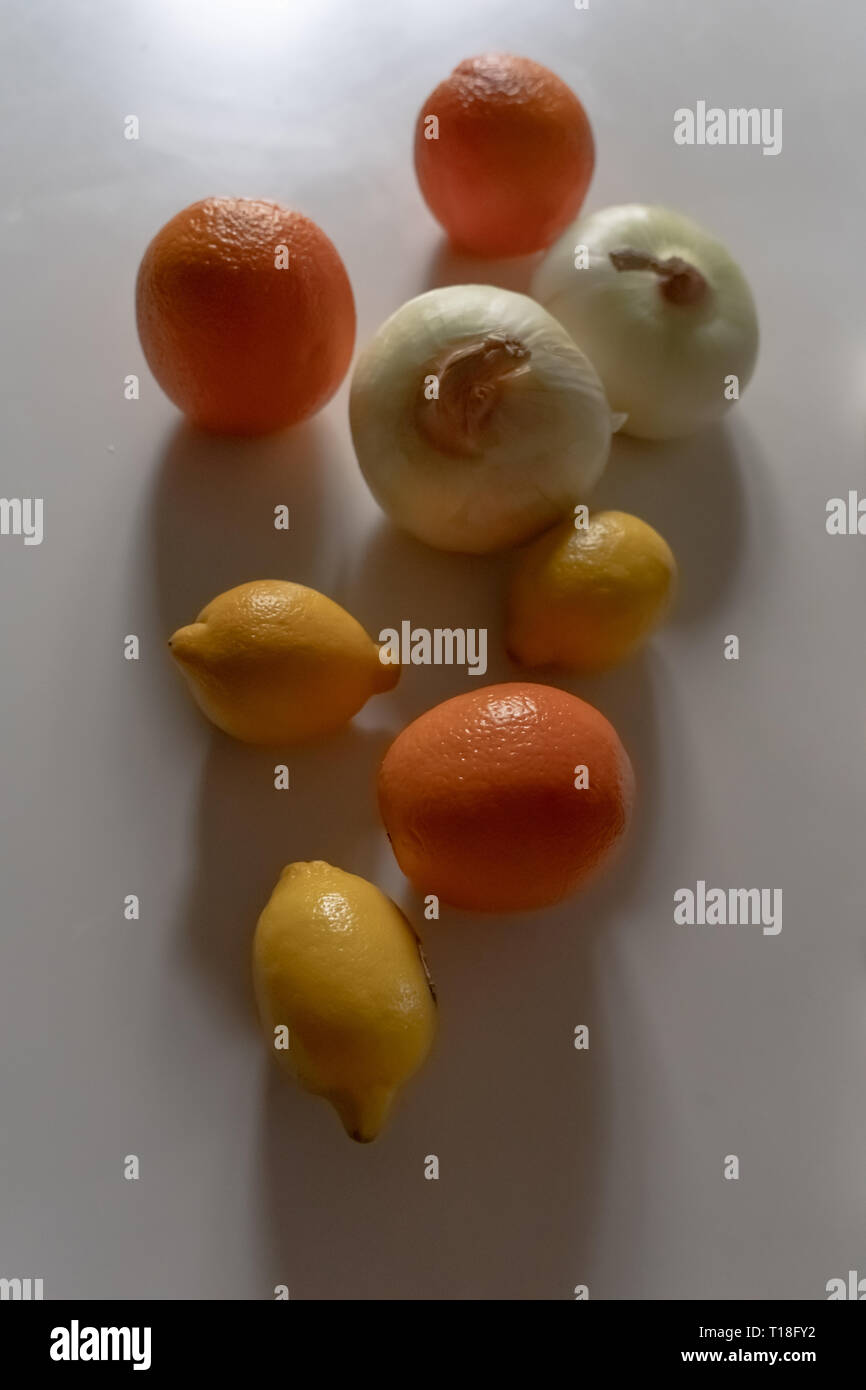 Obst und Gemüse layed heraus, Zwiebeln, Orangen und Zitronen Stockfoto