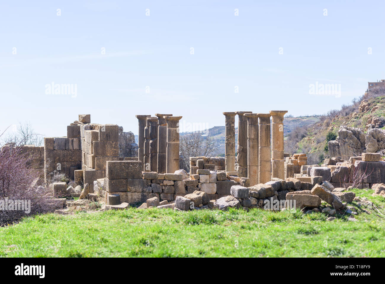 Ein römischer Tempel zu Zeus Baal und eine byzantinische Basilika gewidmet sitzen zu Beginn des Nahr al Kalb Tal auf den Berg Libanon. Stockfoto