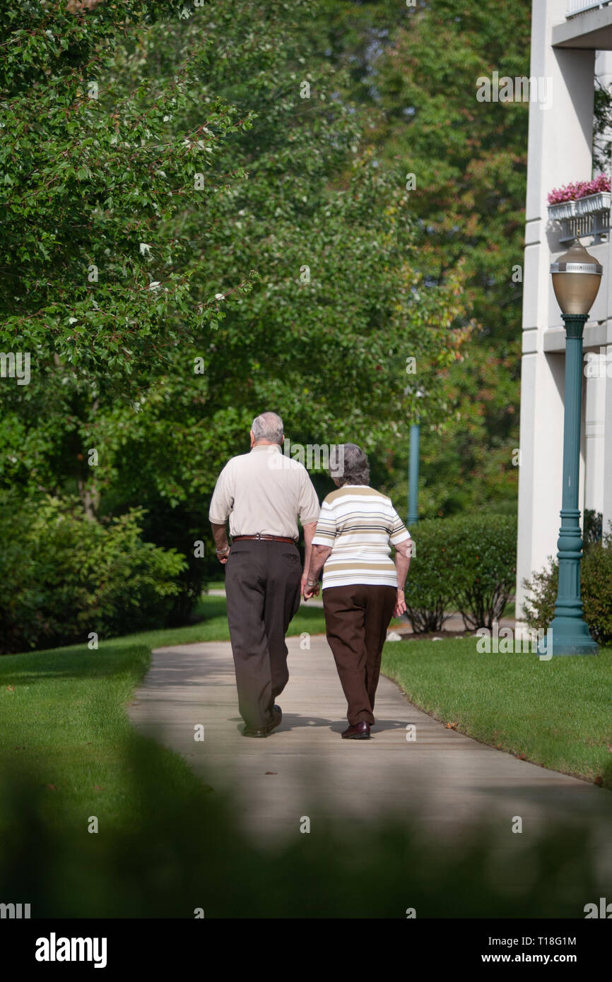 Senior Paar geht für einen Spaziergang Stockfoto