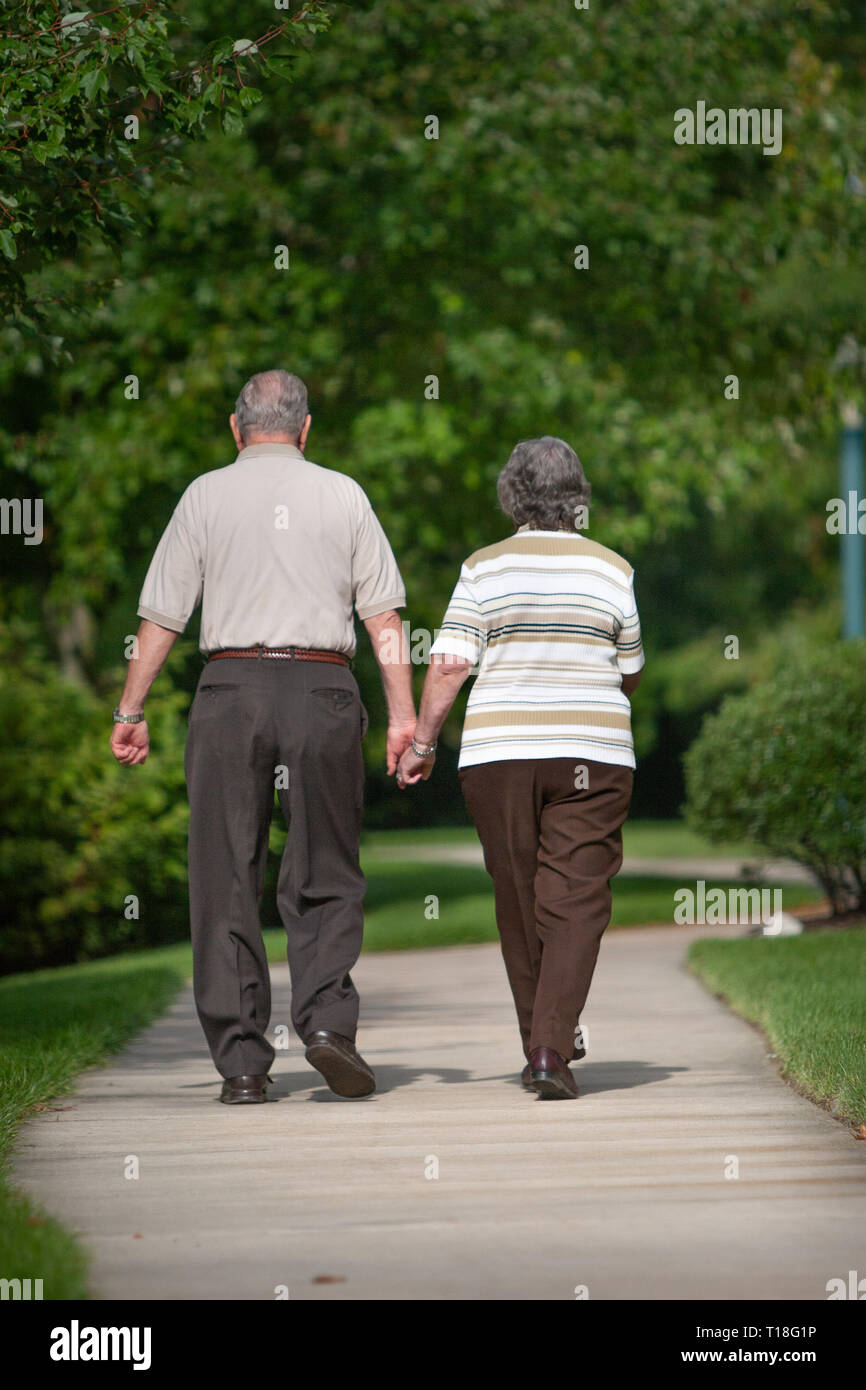 Senior Paar geht für einen Spaziergang Stockfoto