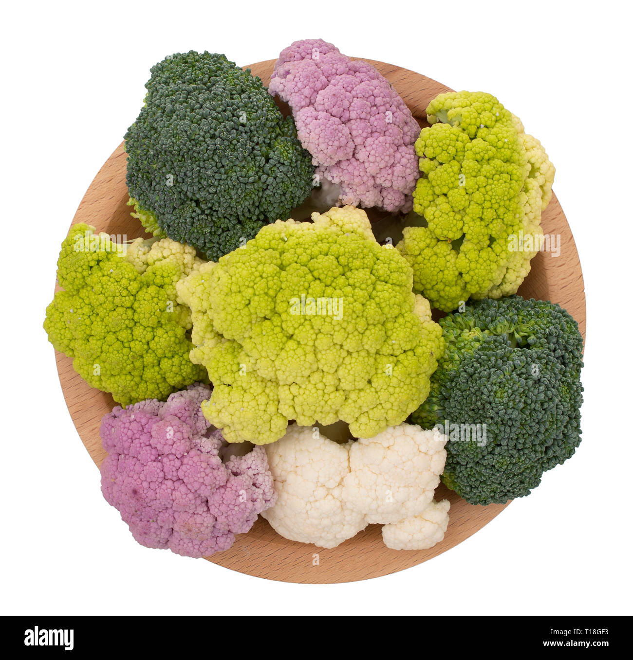 Natürlich bunte Gemüse auf Holzplatte, isoliert auf Weiss. Sortierte rohen Blumenkohl, mit Brokkoliröschen. Gesunde Sortiment. Stockfoto