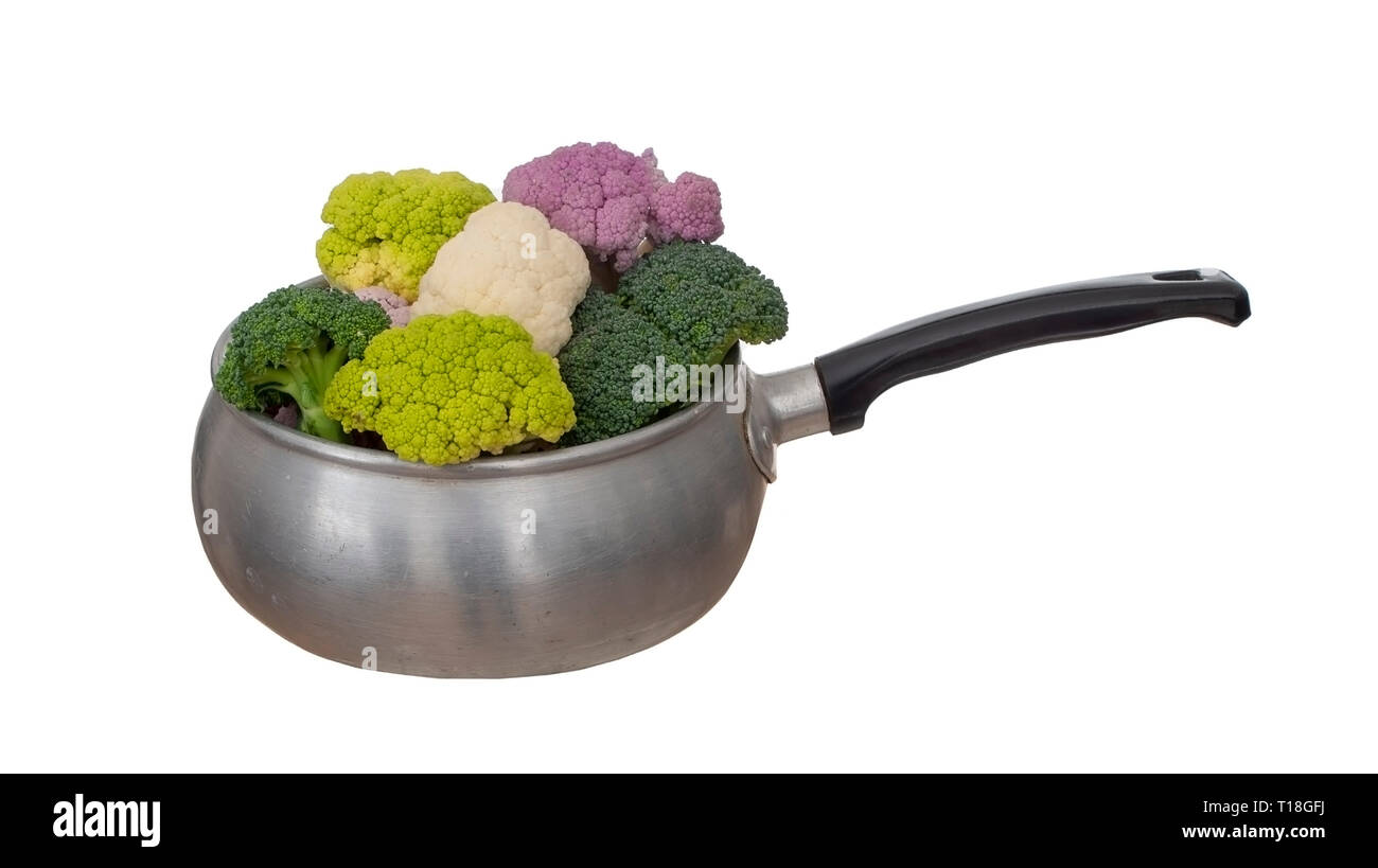 Buntes Gemüse in den Topf geben, isoliert auf Weiss. Raw lila, weiß und grün Blumenkohl mit Brokkoliröschen. Gesunde Sortiment. Stockfoto