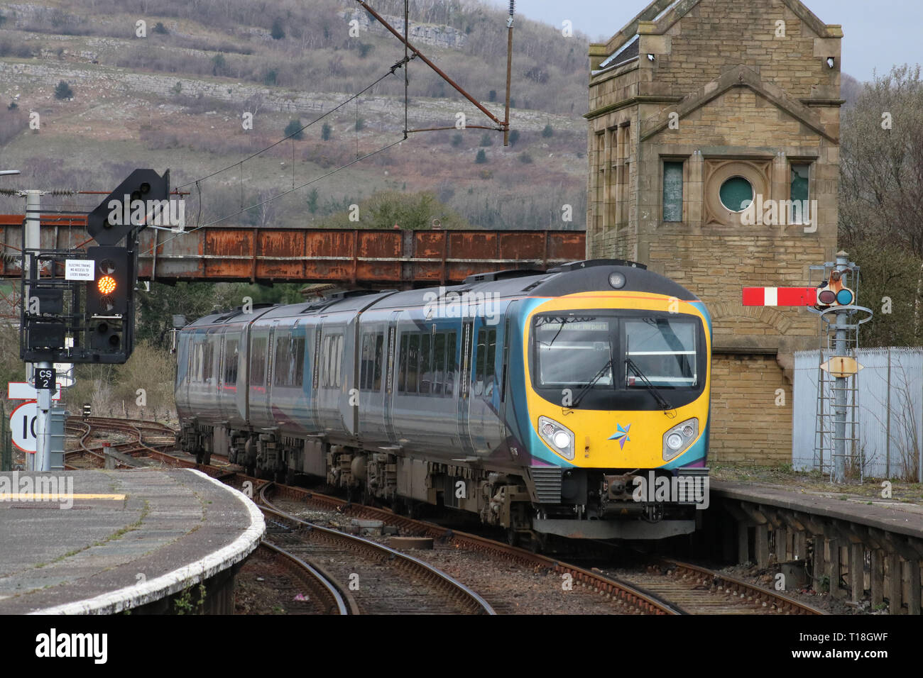 Klasse 185 Desiro diesel multiple Unit in TransPennine Express livery Ankunft in Carnforth mit einem nördlichen Service zum Flughafen Manchester, 21-03-2019. Stockfoto