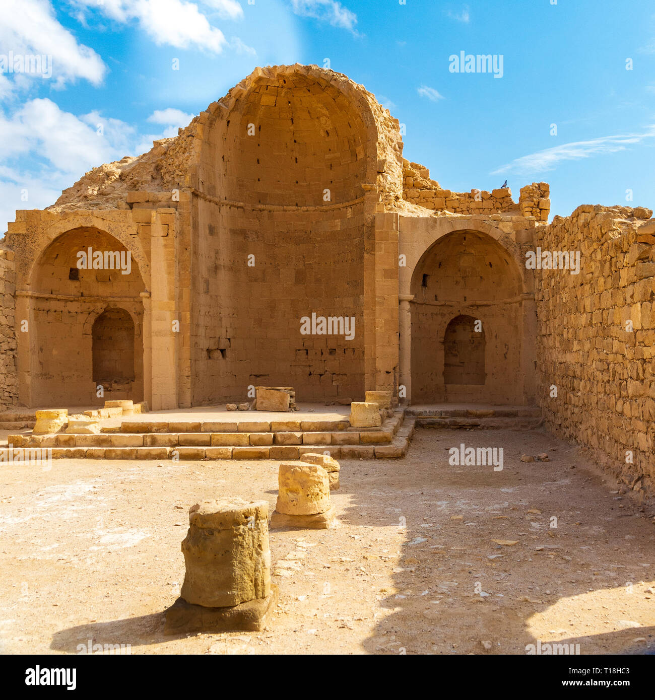 SHIVTA, Israel/Feb 18, 2018: Die Ruinen einer Kirche in diesem christlichen Nabatäischen Stadt in der israelischen Wüste Negev, verlassen, rund 200 Jahre nach dem 7. Stockfoto