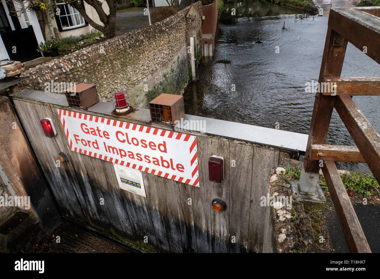 Zeichen-Gatter geschlossen, Ford unpassierbar, auf dem Fluss Sid, in Honiton, Devon, Großbritannien Stockfoto