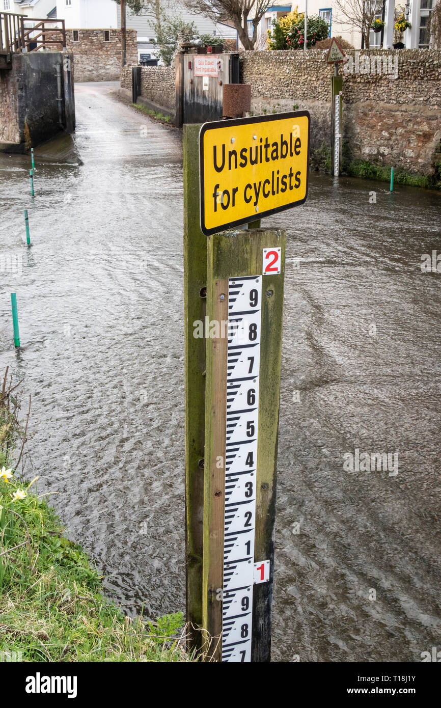 Zeichen - ungeeignet für Radfahrer, an einem Ford Überquerung des Flusses Sid, in Honiton, Devon. Stockfoto