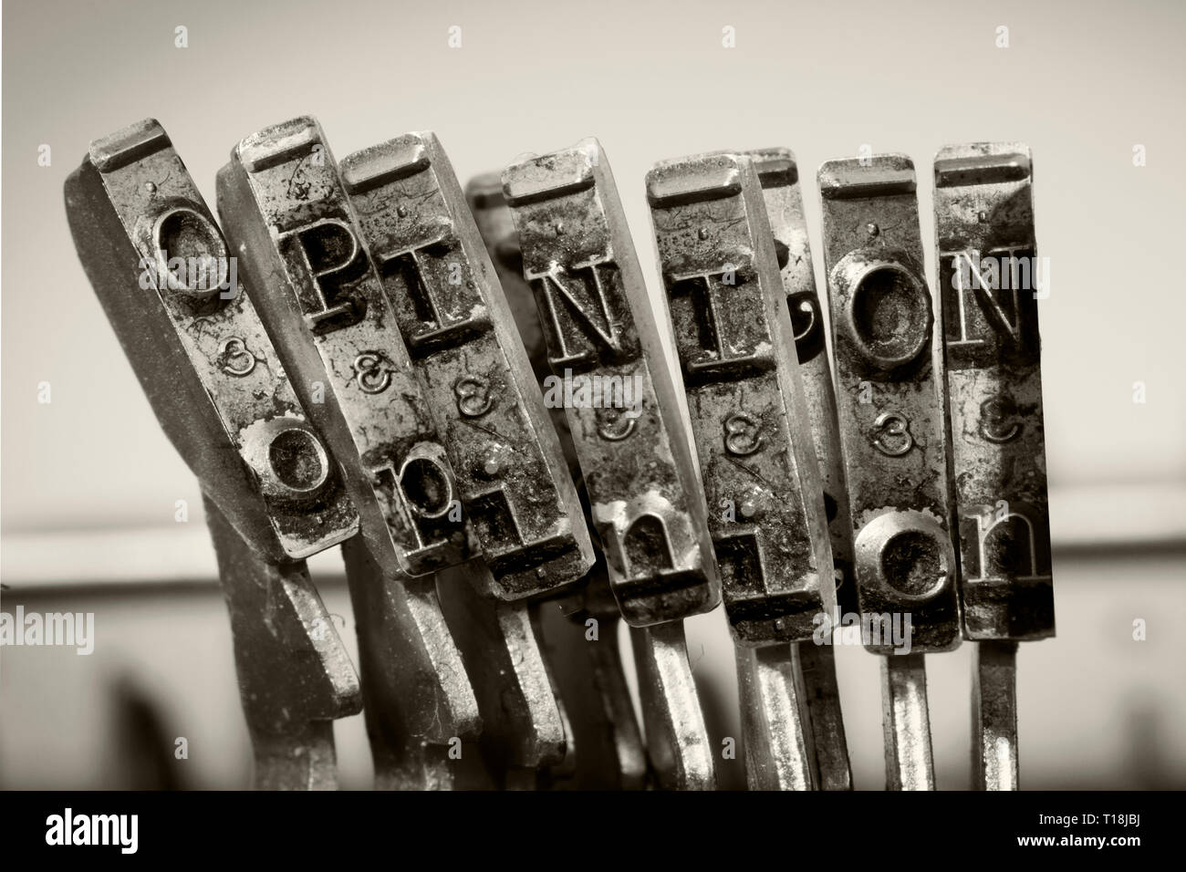 Das Wort Stellungnahme mit alten typwriter keys Schwarzweiß Stockfoto