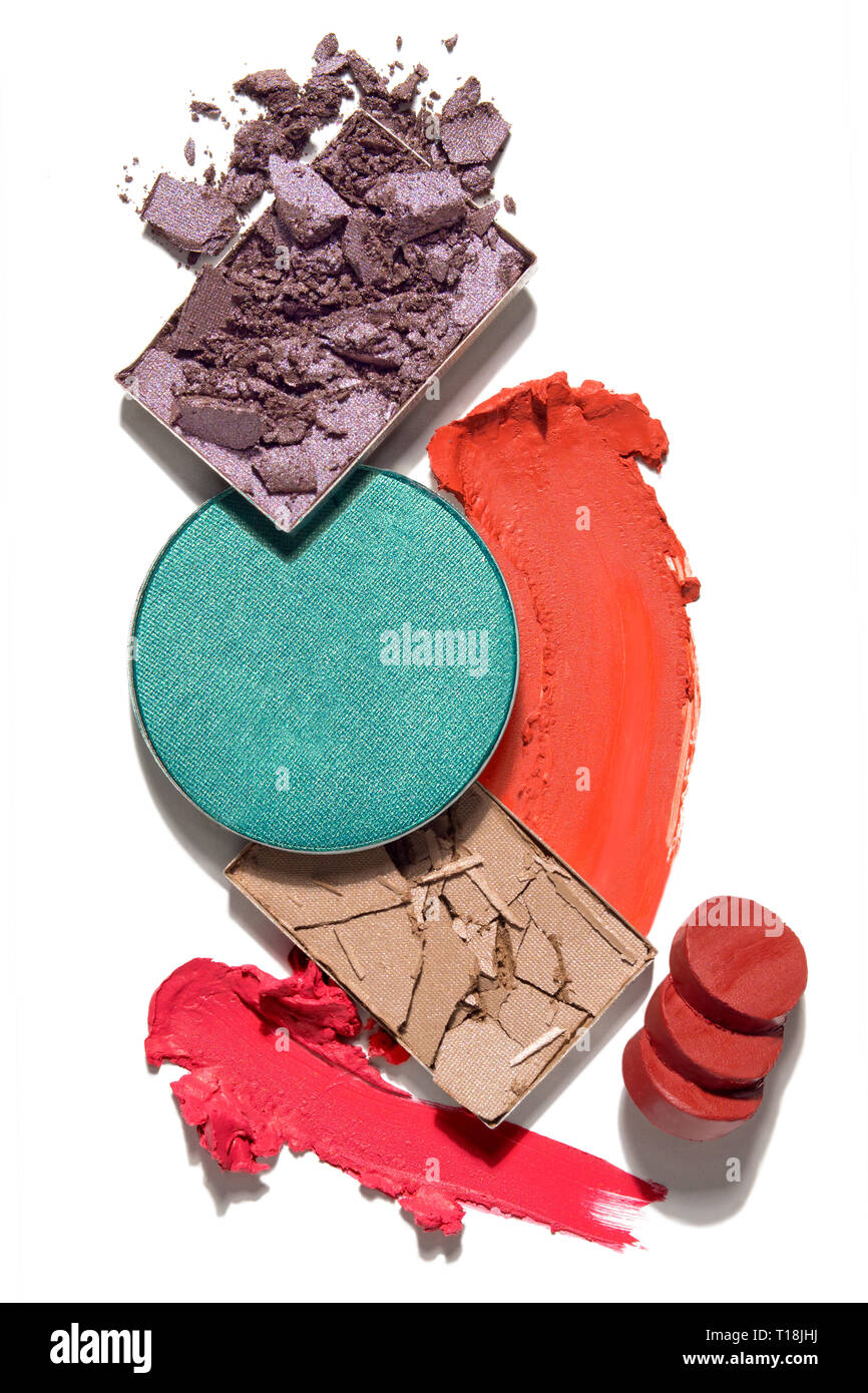 Kreatives Konzept Foto von Kosmetika swatches Schönheit Produkte Lippenstift Square und Round Lidschatten auf weißem Hintergrund. Stockfoto