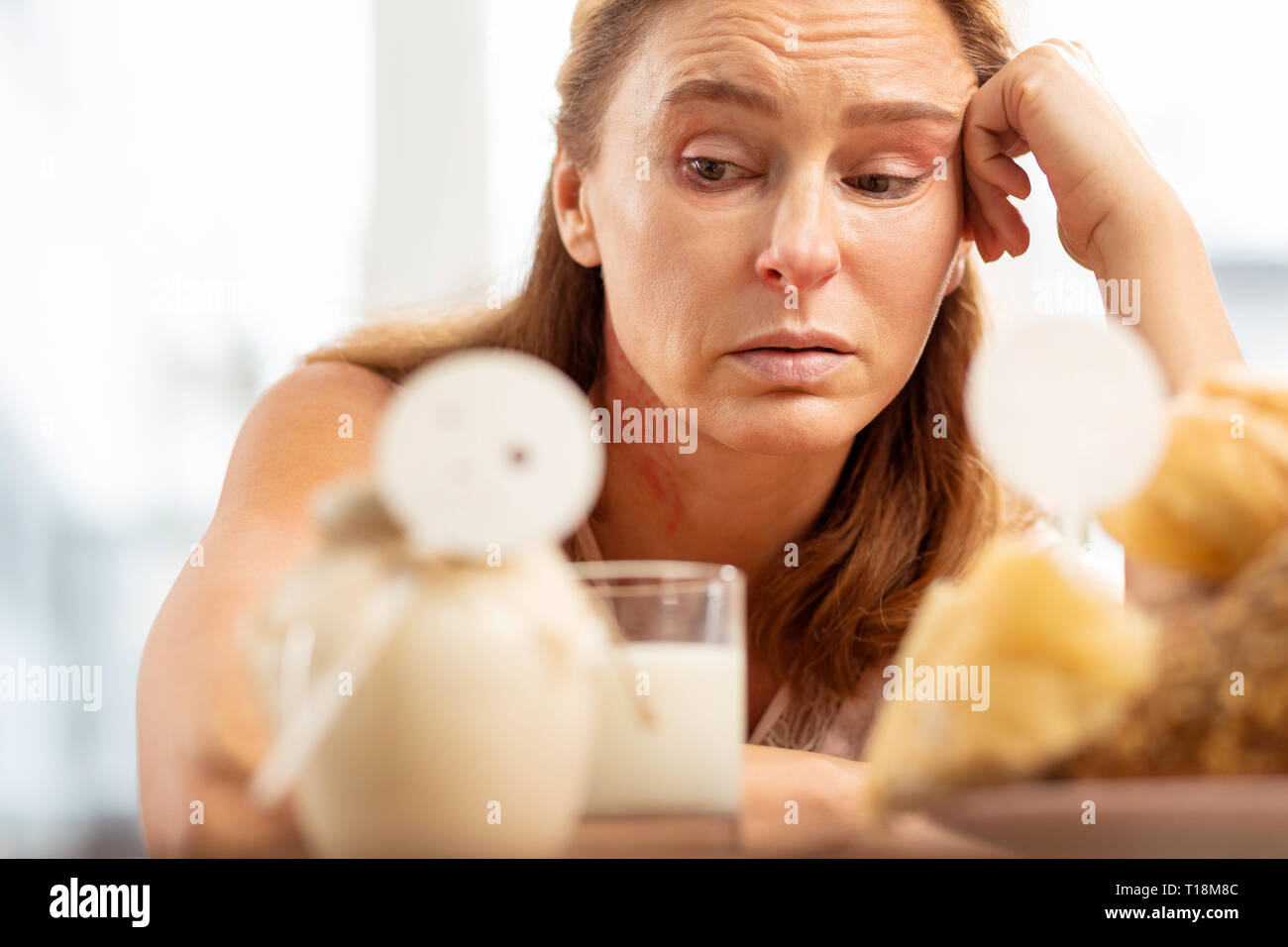 In der Nähe der reifen Frau mit Gesicht Falten in Nahrungsmittelallergie Stockfoto