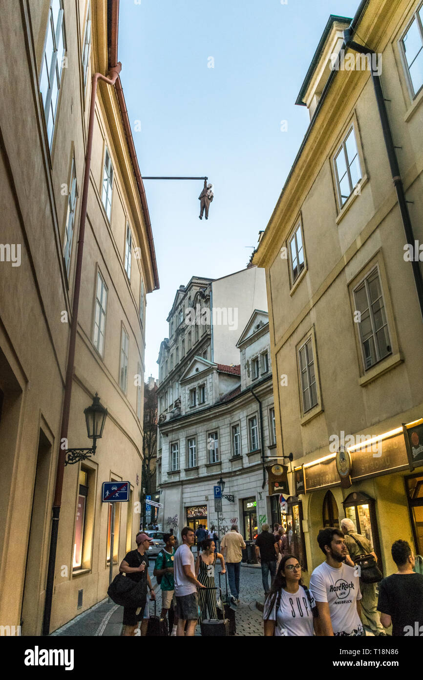 Prag, Tschechische Republik - 20 September, 2019: Skulptur des David Schwarz, hängende sieben Fuß Sigmund Freud Stockfoto