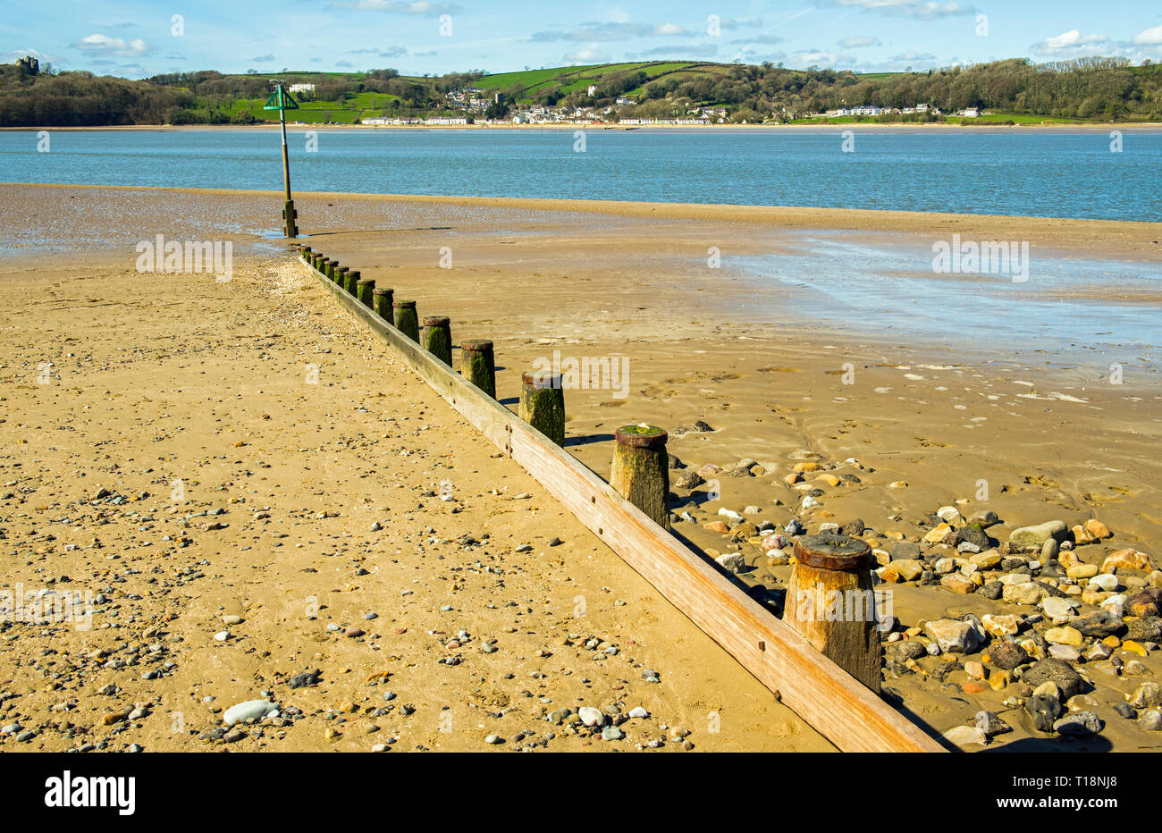 Blick über die Mündung des Flusses Tywi in Richtung Llanstephan oder Llansteffan von ferryside in Carmarthenshire South Wales an einem sonnigen Tag Stockfoto Blick über die Mündung des Flusses Tywi in Richtung Llanstephan oder Llansteffan von ferryside in Carmarthenshire South Wales an einem sonnigen Tag Stockfoto